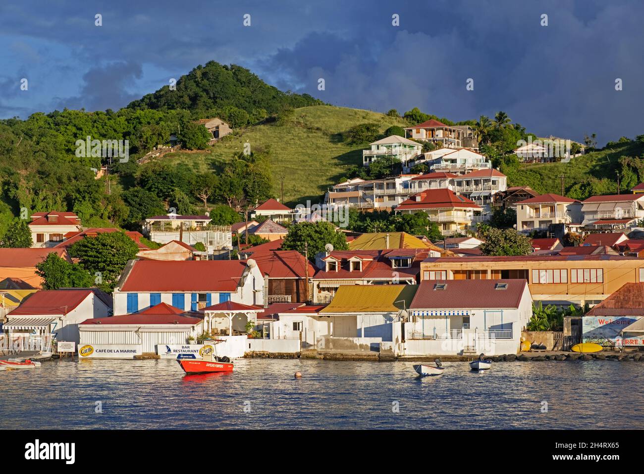 Maisons le long de la passe de la Baleine sur l'île de Terre-de-Haut, partie des Îles des Saintes / les Saintes, archipel de la Guadeloupe dans la mer des Caraïbes Banque D'Images