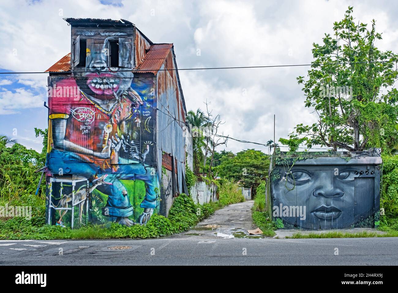 Graffitis sur des bâtiments délabrés près de Pointe-à-Pitre, Grande-Terre à la Guadeloupe, Petites Antilles dans la mer des Caraïbes Banque D'Images