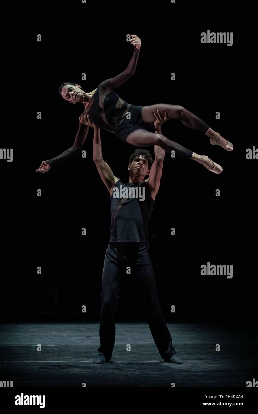 Les stars de ballet Carlos Acosta et Alessandra Ferri se produisent au théâtre Sadler's Wells la première mondiale d'un nouveau duo par le chorégraphe Goyo Montero, Royaume-Uni. Banque D'Images