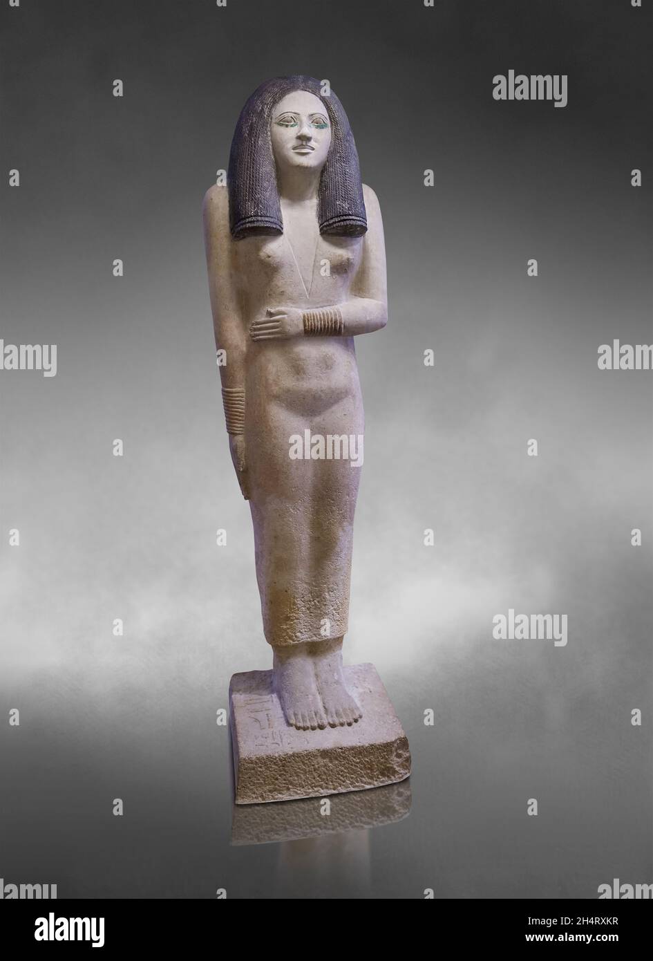 Statue égyptienne de Nesa, 2700-2620 av. J.-C., 3e dynastie, calcaire.Musée du Louvre inv A38 ou N39.Femme (debout, pieds ensemble, bras gauche plié o Banque D'Images