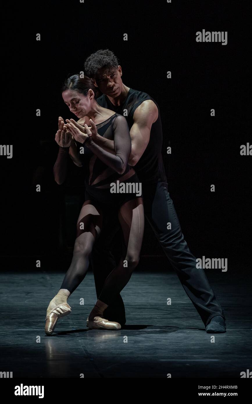 Les stars de ballet Carlos Acosta et Alessandra Ferri se produisent au théâtre Sadler's Wells la première mondiale d'un nouveau duo par le chorégraphe Goyo Montero, Royaume-Uni. Banque D'Images