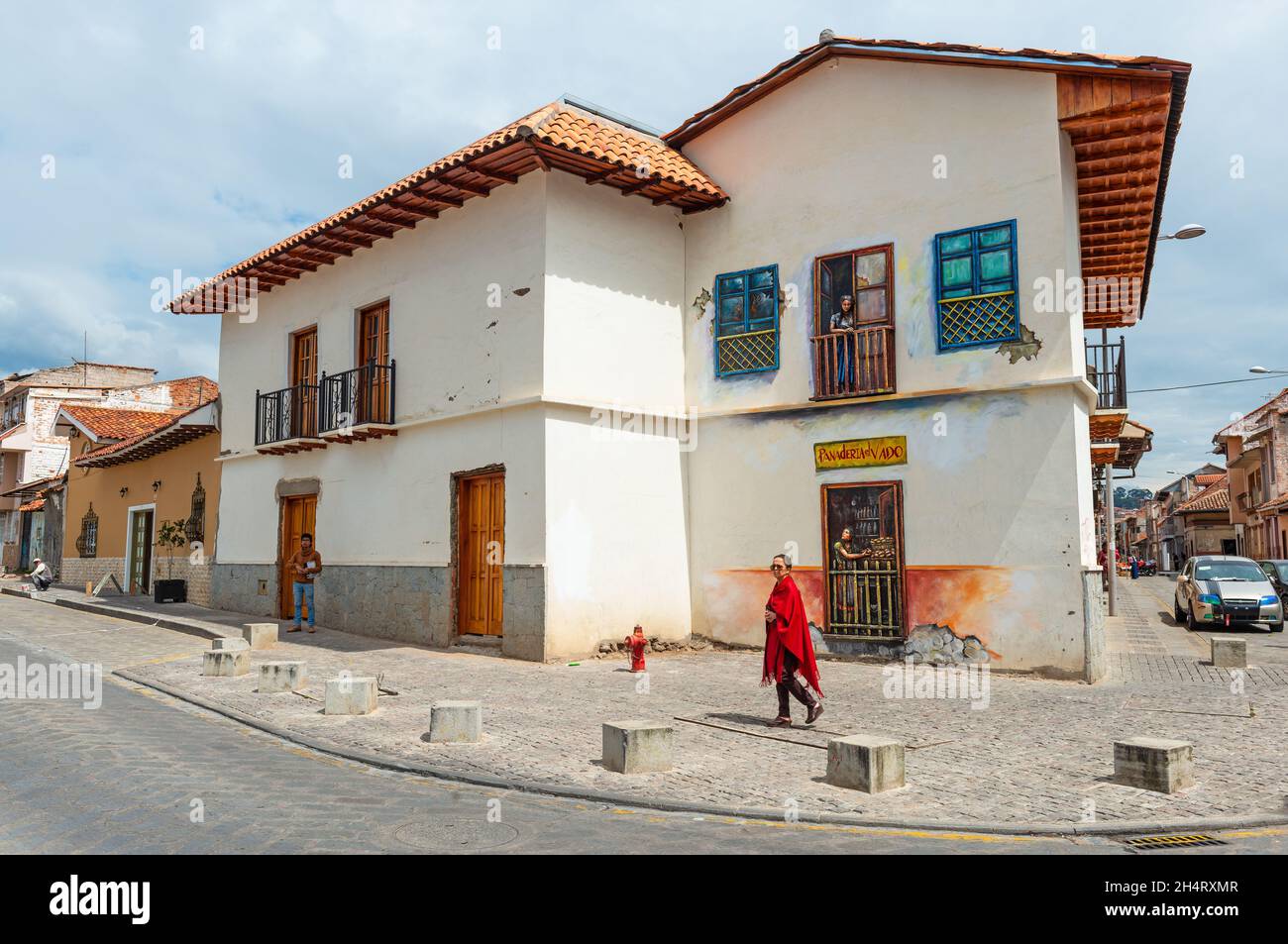 La vie urbaine avec le peuple équatorien et l'architecture de style colonial dans la ville de Cuenca, Equateur. Banque D'Images