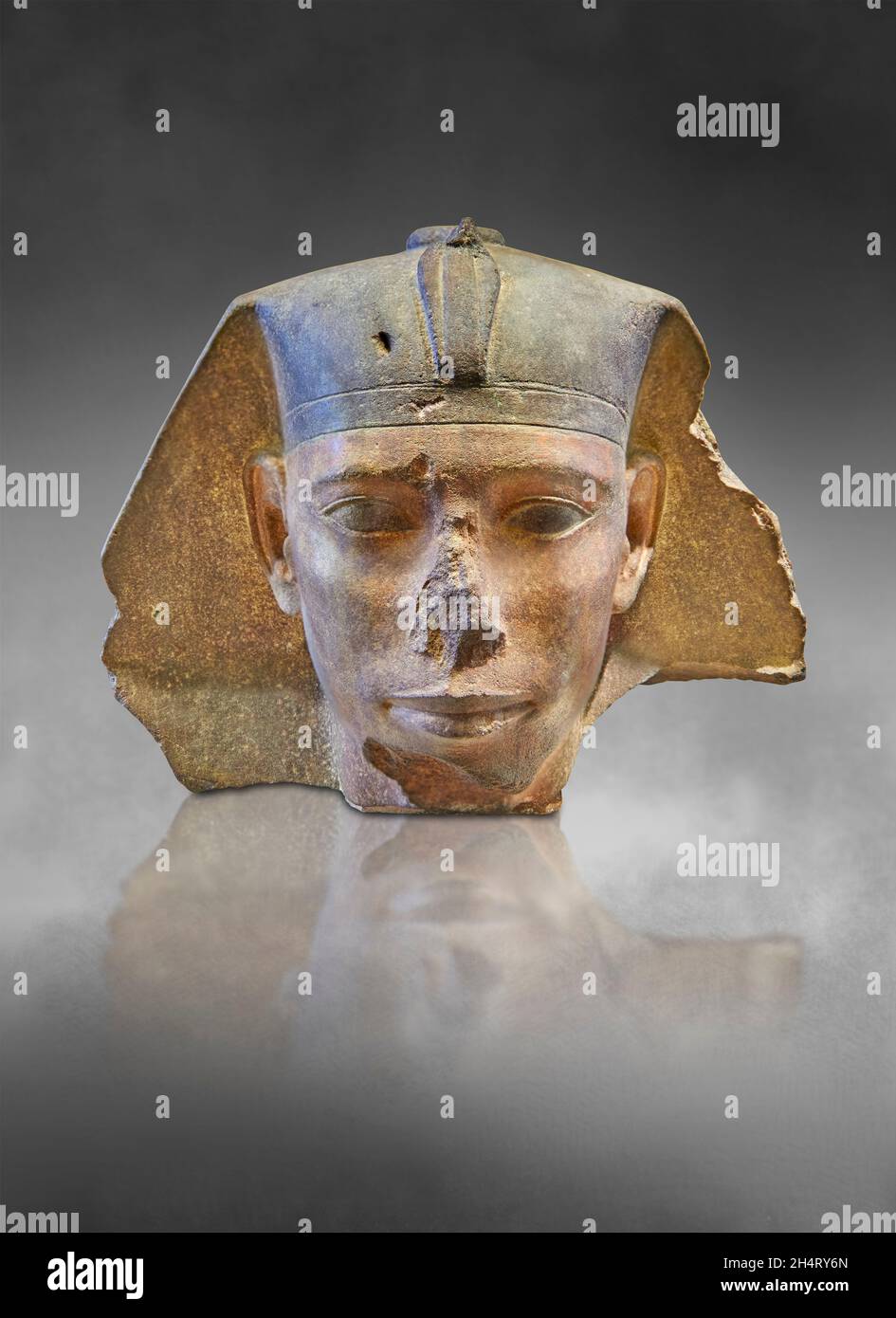 Statue égyptienne tête de sculpture d'un sphinx du roi Djedebre, 2528-2520 av. J.-C., 4e dynastie, ancien Kiungdom.Musée du Louvre E12626. D'une statue royale de sphinx Banque D'Images