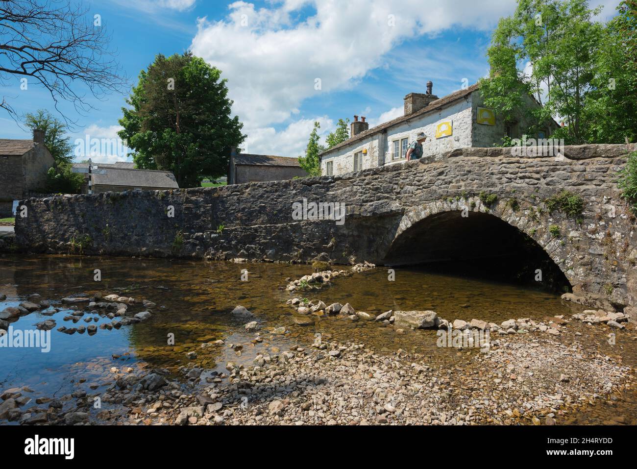 Malham Bridge, vue en été du pont historique enjambant Malham Beck dans le centre du pittoresque village de North Yorkshire Dales de Malham, Royaume-Uni Banque D'Images