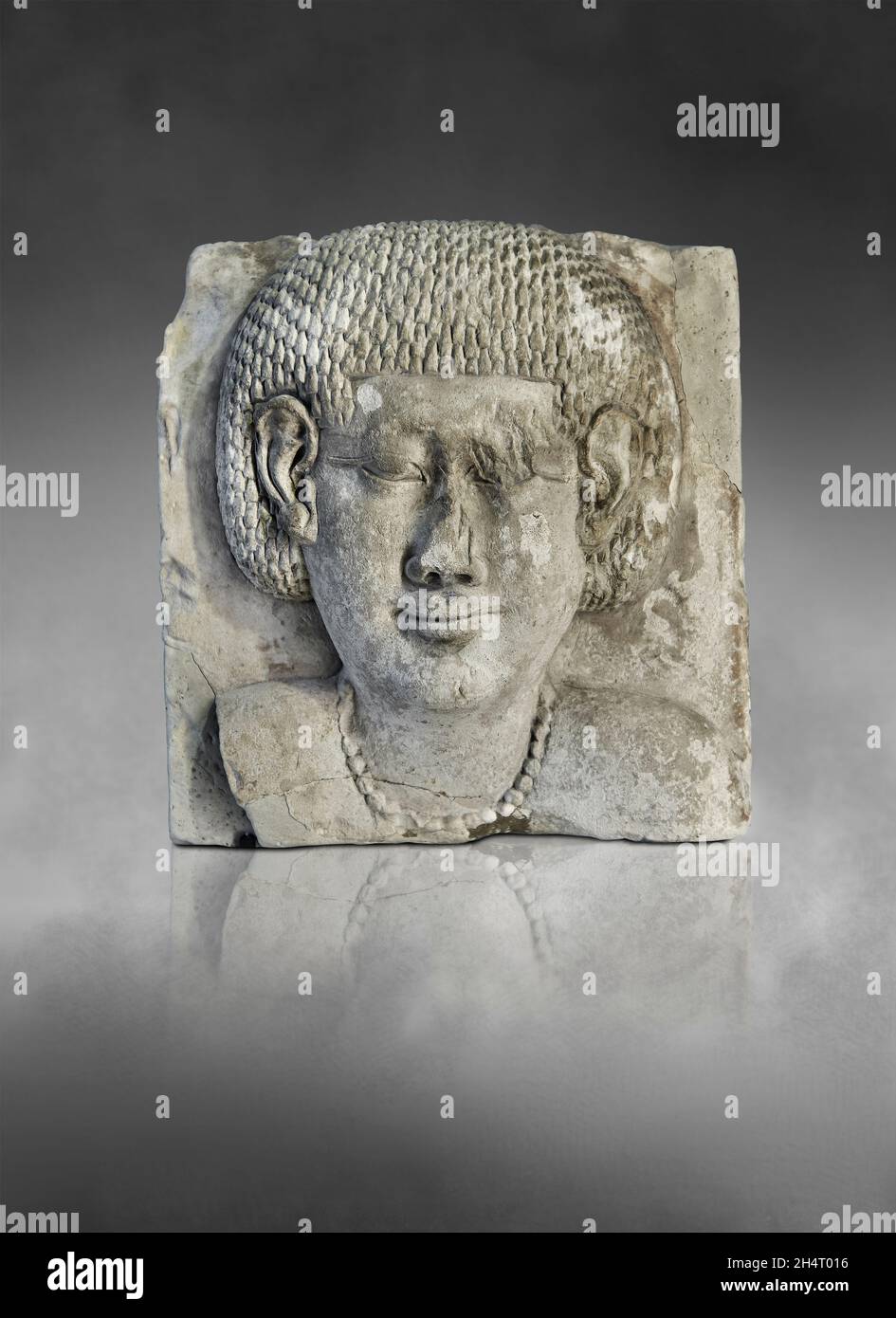 .Contre la sculpture égyptienne grePtolemaic d'une femme dans le bas relief, 4ème cent BC, Ptolemaic, .Musée du Louvre AF12846.Il s'agit d'un Mo de chabos inachevé Banque D'Images