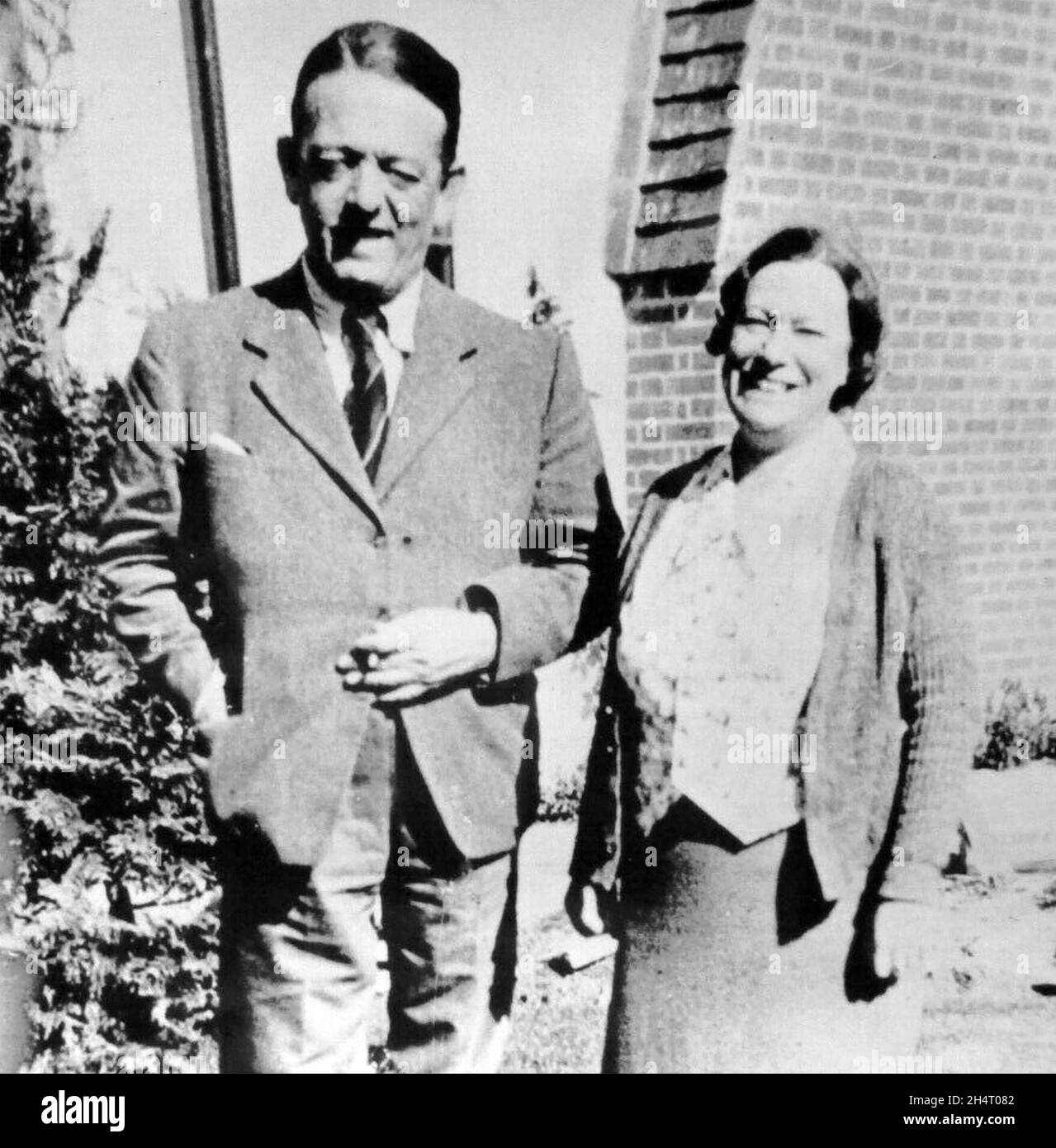 THOMAS KENDRICK (1881-1972) Agent du renseignement britannique avec sa femme Norah vers 1945 Banque D'Images