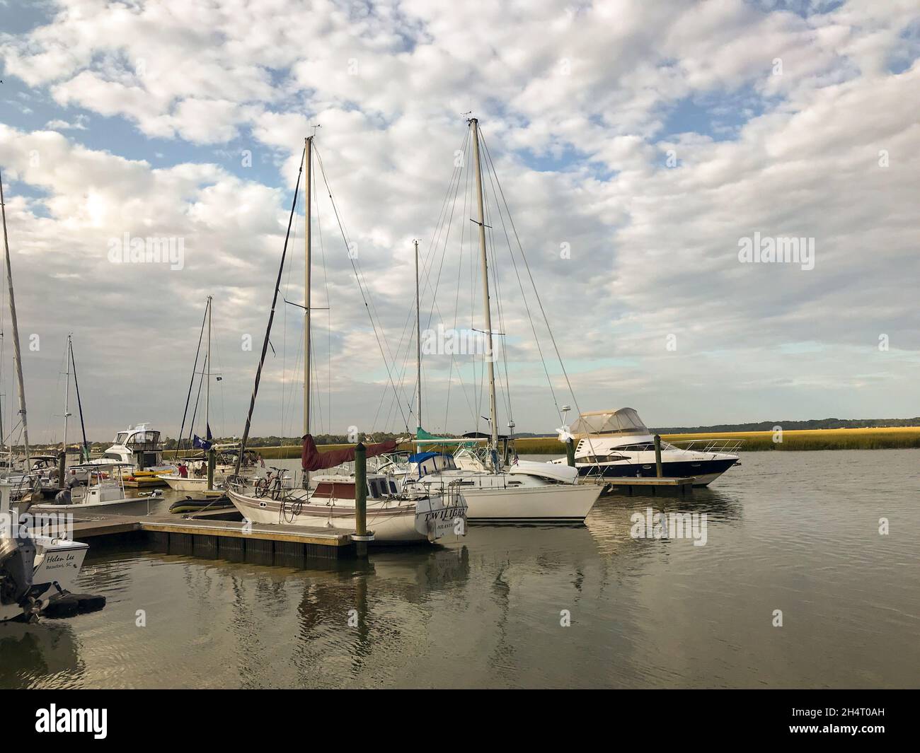 Le hangar à bateaux et le port de plaisance de Lady's Island, en Caroline du Sud, est une vue magnifique au coucher du soleil.Situé près de Beaufort, c'est une île de mer magnifique. Banque D'Images