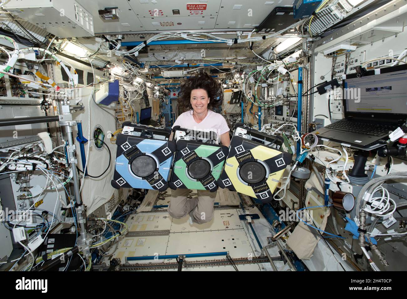 Megan McArthur, astronaute de la NASA, pose avec les autotracts robotisés Astrobee à l'appui du Kibo robot Programming Challenge (Robo-Pro Challenge).Le Kibo-RPC, permet aux étudiants de créer des programmes pour contrôler Astrobee, un robot volant à bord de la Station spatiale internationale (ISS) le 20 septembre 2021.Crédit: NASA via CNP Banque D'Images