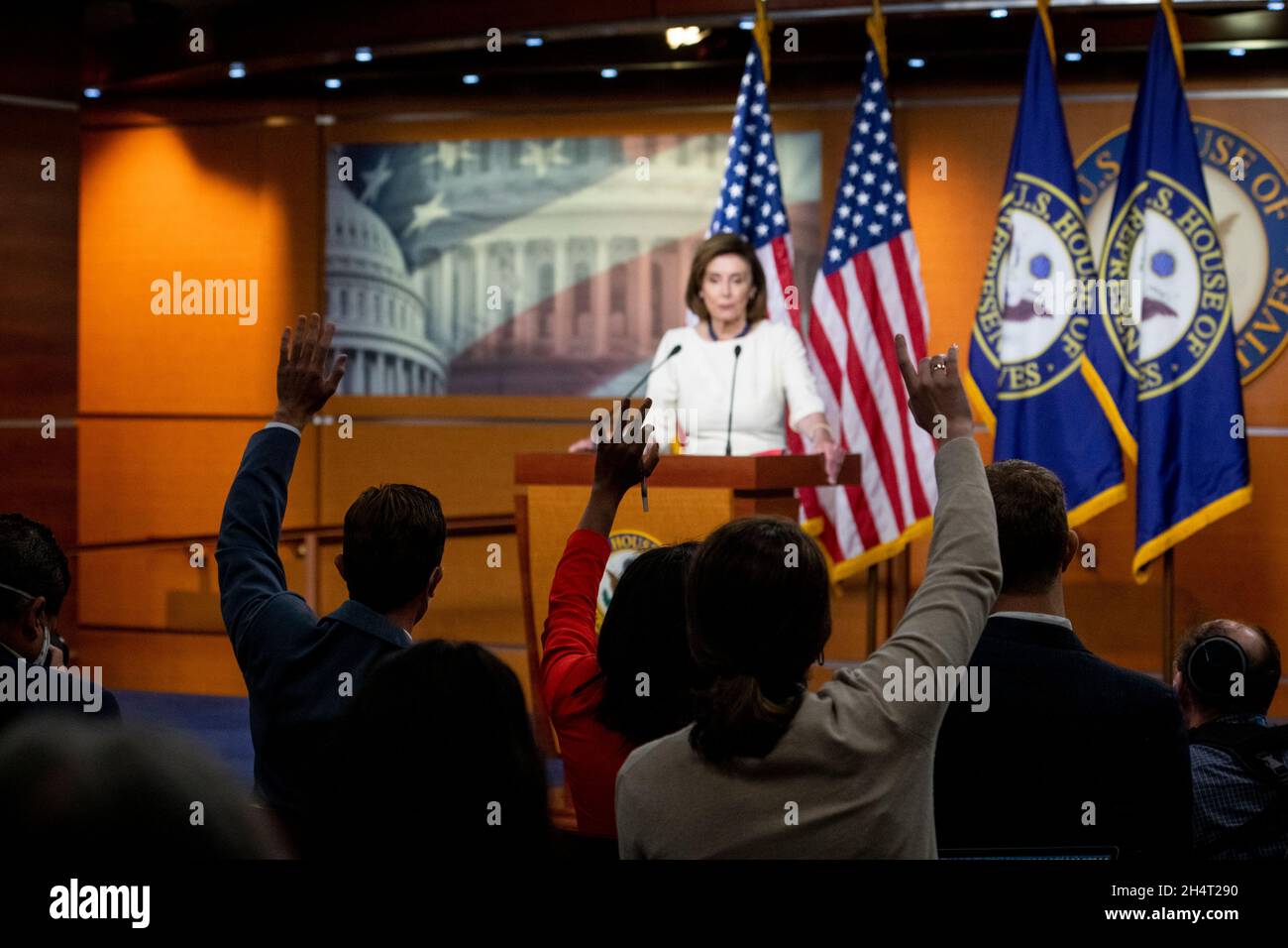 La Présidente de la Chambre des représentants des États-Unis Nancy Pelosi (démocrate de Californie) tient sa conférence de presse hebdomadaire au Capitole des États-Unis à Washington, DC, le jeudi 4 novembre 2021.Crédit : Rod Lamkey/CNP/MediaPunch Banque D'Images