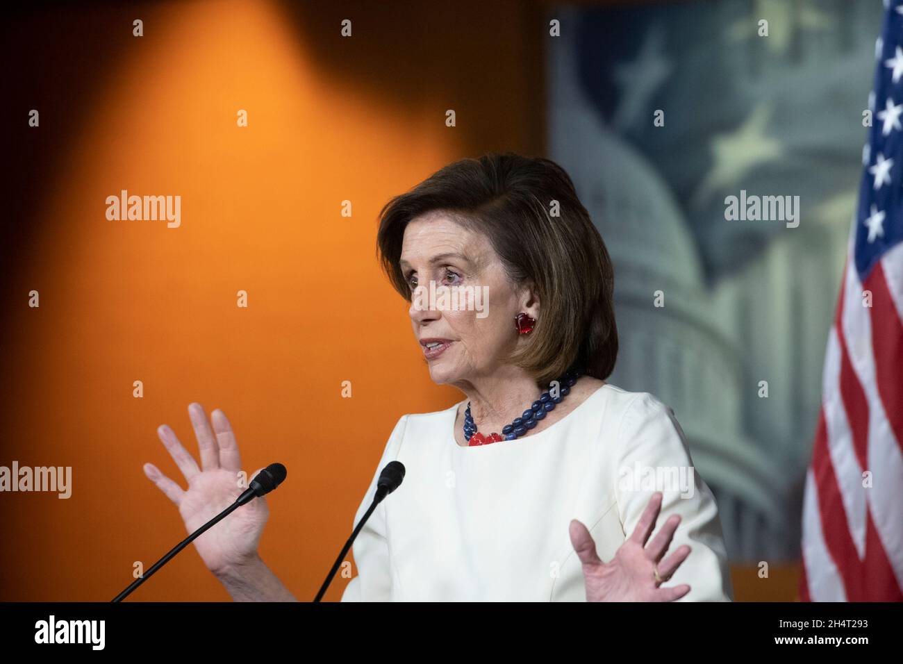 La Présidente de la Chambre des représentants des États-Unis Nancy Pelosi (démocrate de Californie) tient sa conférence de presse hebdomadaire au Capitole des États-Unis à Washington, DC, le jeudi 4 novembre 2021.Crédit : Rod Lamkey/CNP/MediaPunch Banque D'Images
