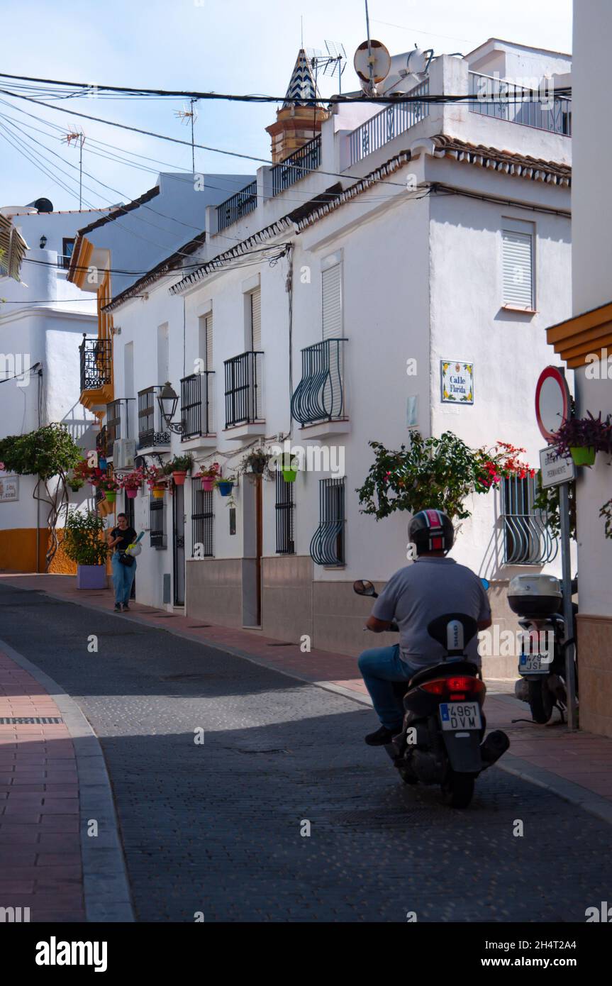 Un homme passe un cyclomoteur dans les rues d'Espagne Banque D'Images