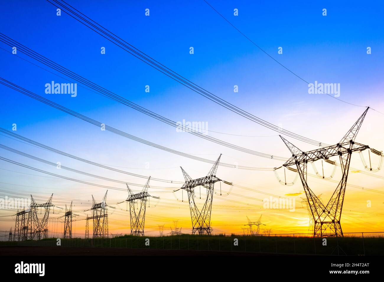 Les lignes électriques en provenance d'une sous-station à Foz do Iguazu, l'Etat du Parana, Brésil Banque D'Images