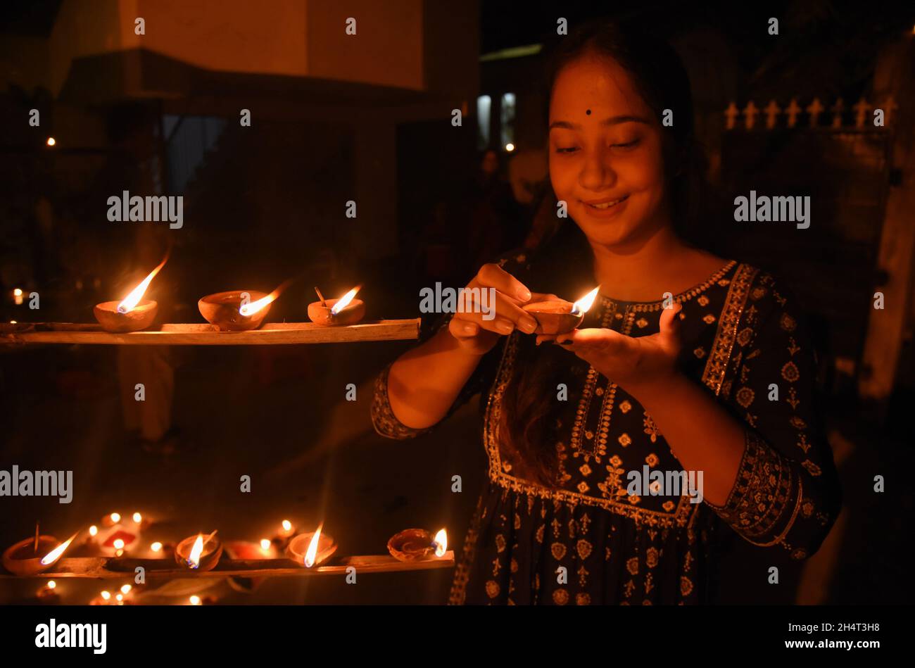 Guwahati, Guwahati, Inde.4 novembre 2021.Une fille lumière lampes de terre pendant la célébration du festival hindou Diwali ou festival de lumière dans un marché à Guwahati Assam Inde le jeudi 4 novembre 2021.(Image de crédit : © Dasarath Deka/ZUMA Press Wire) Banque D'Images