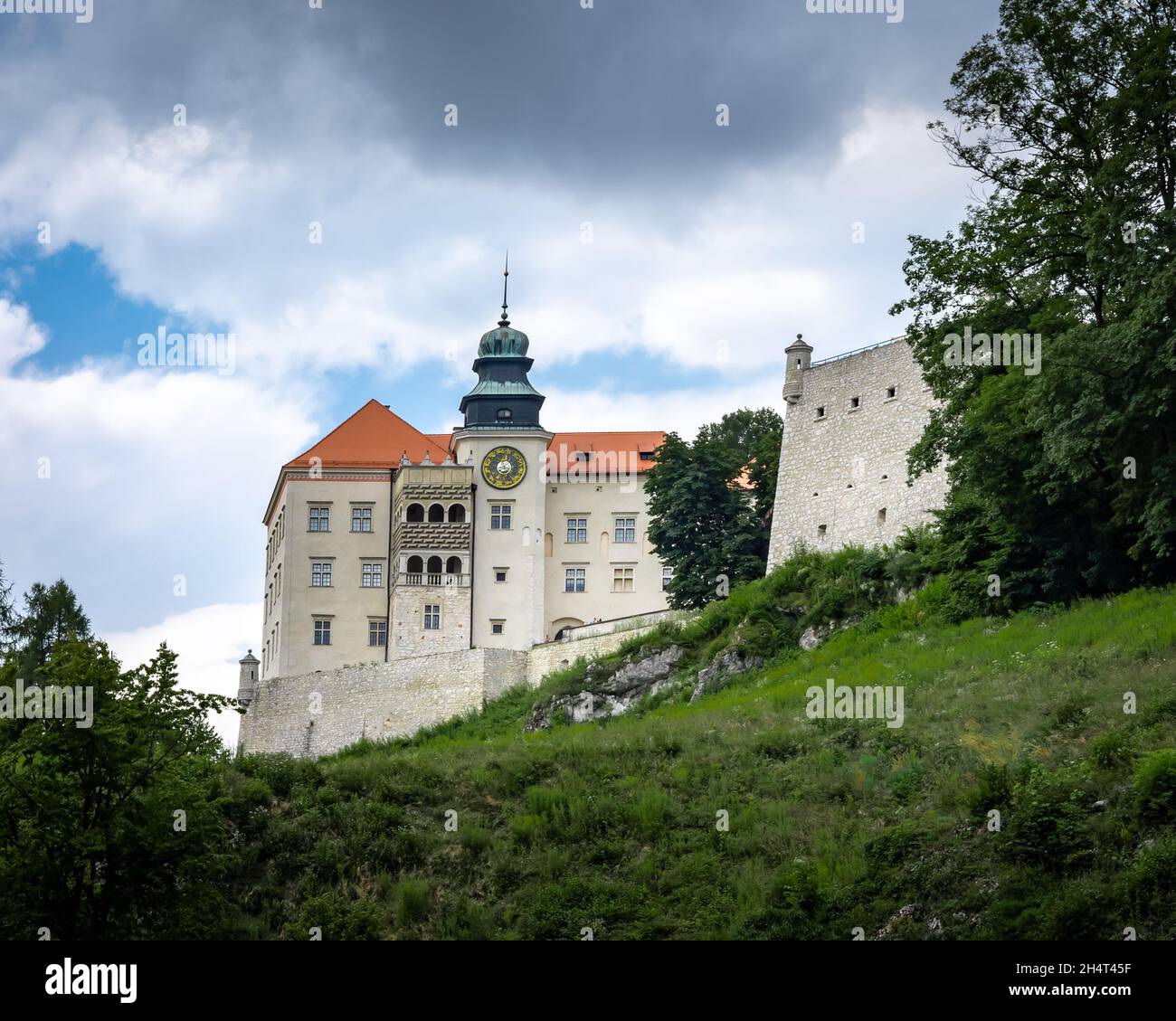 Pieskowa Skala, Pologne - 2 août 2021 : château sur une falaise de calcaire dans le parc national Ojcow, exemple d'une architecture défensive de la Renaissance polonaise. Banque D'Images