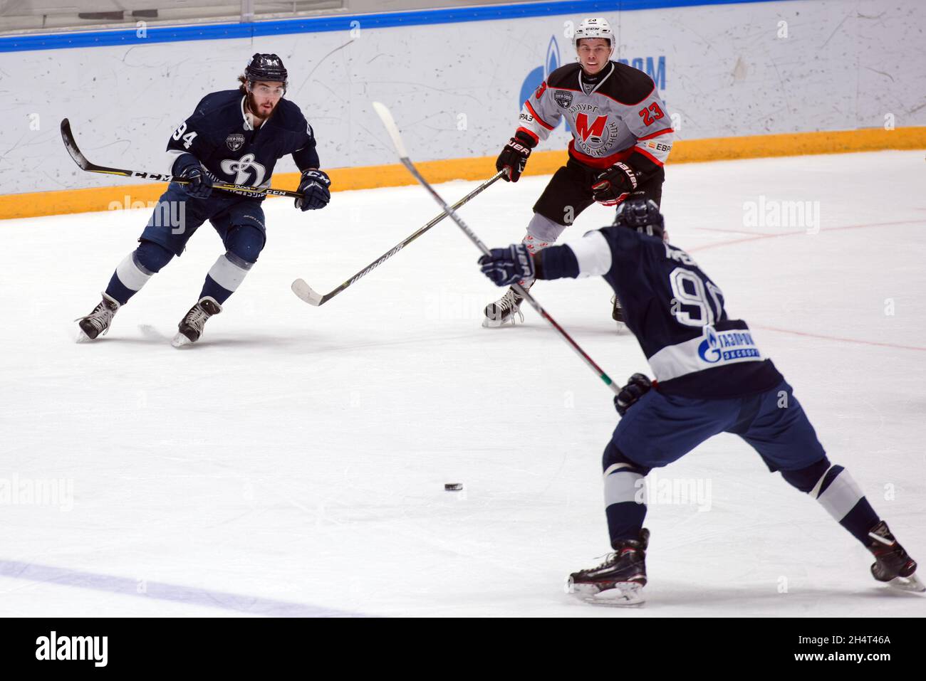 Saint-Pétersbourg, Russie, le 20 mars 2018: Match de hockey sur glace de la Ligue suprême russe de hockey Dynamo, Saint-Pétersbourg contre Metallurg, Novokuznetsk Banque D'Images