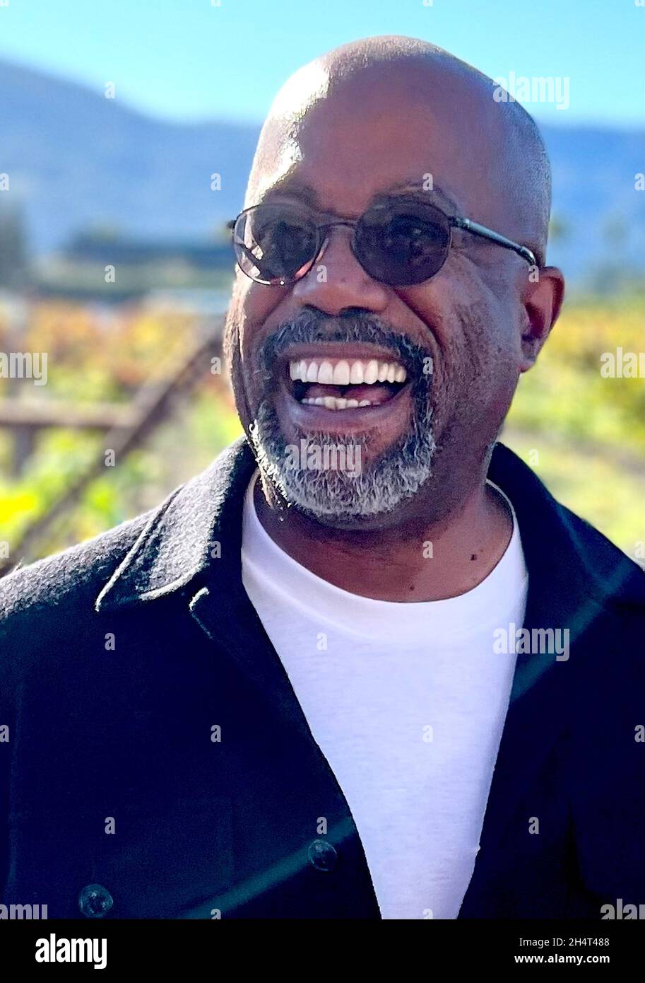 Darius Rucker pose pour une photo lors du festival de musique « CMT Live in the Vineyard Goes Country » le 3 novembre 2021 dans la vallée de Napa, en Californie.Photo : Casey Flanigan/imageSPACE/MediaPunch Banque D'Images