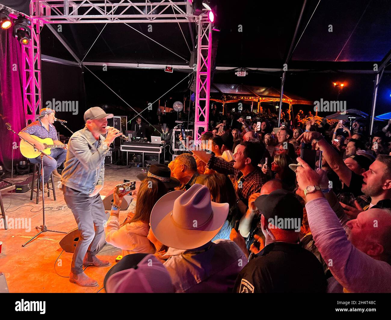 Cole Swindell se produit lors du festival de musique « CMT Live in the Vineyard Goes Country » le 3 novembre 2021 dans la vallée de Napa, en Californie.Photo : Casey Flanigan/imageSPACE/MediaPunch Banque D'Images
