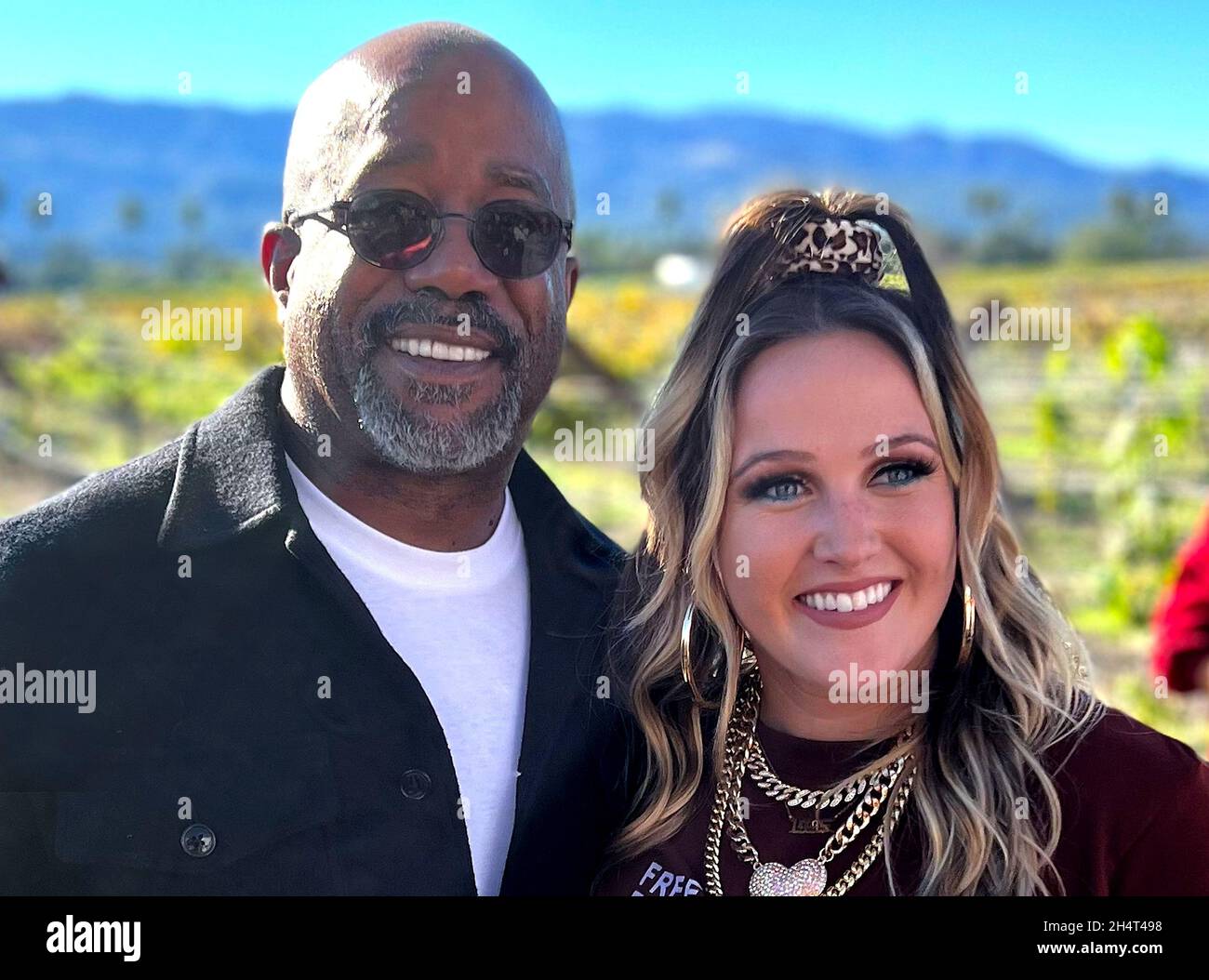 Darius Rucker et Priscilla Block posent pour une photo lors du festival de musique « CMT Live in the Vineyard Goes Country » le 3 novembre 2021 dans la Napa Valley, Californie.Photo : Casey Flanigan/imageSPACE/MediaPunch Banque D'Images