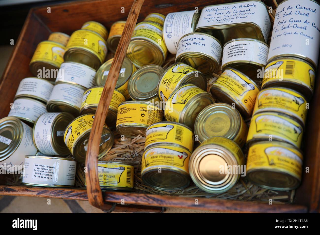 Un panier de boîtes de foie gras dans un panier à vendre, Lourdes, France Banque D'Images