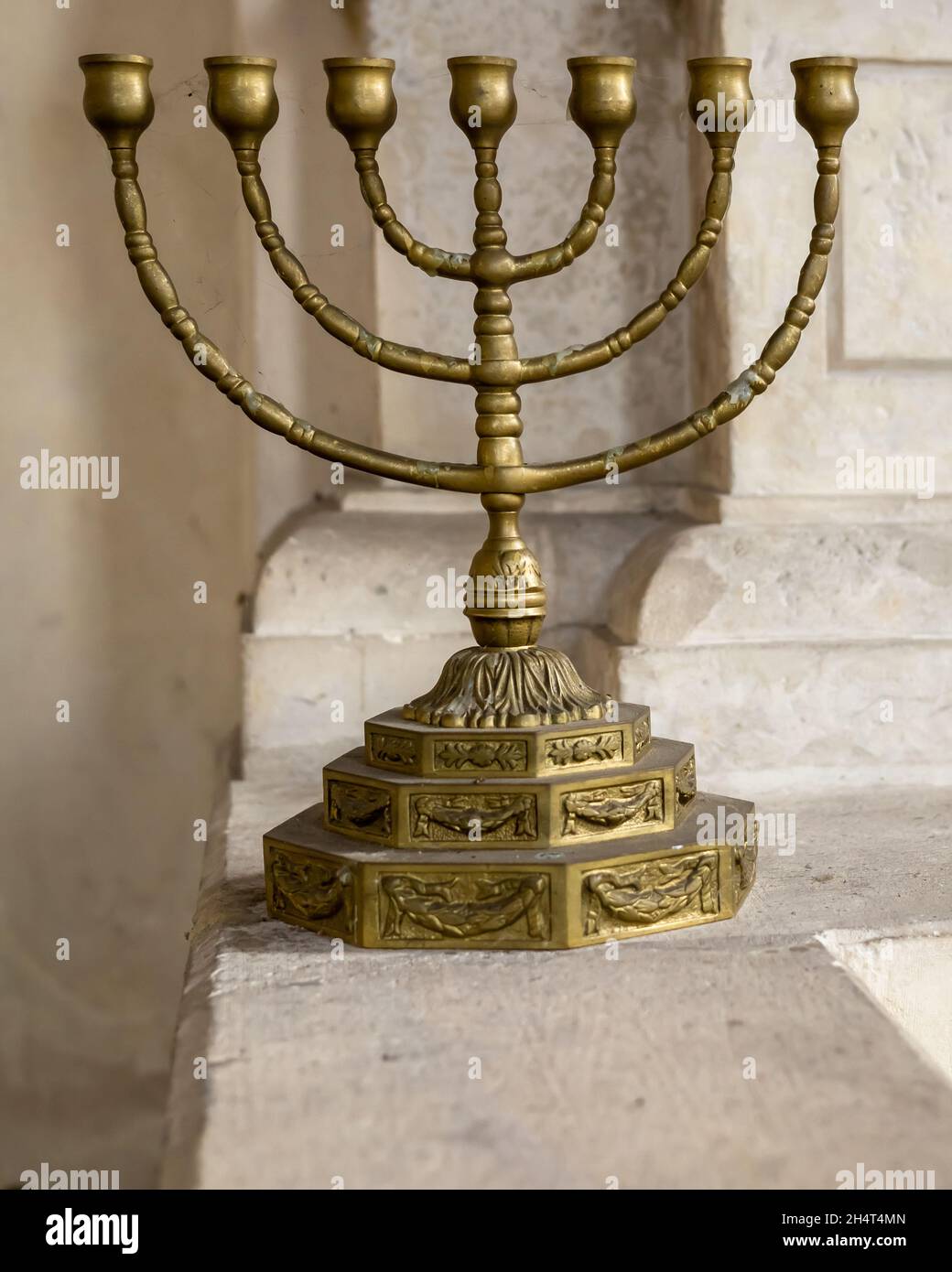 Une menorah dorée. Chandelier hébraïque de sept lampes (six branches). Banque D'Images