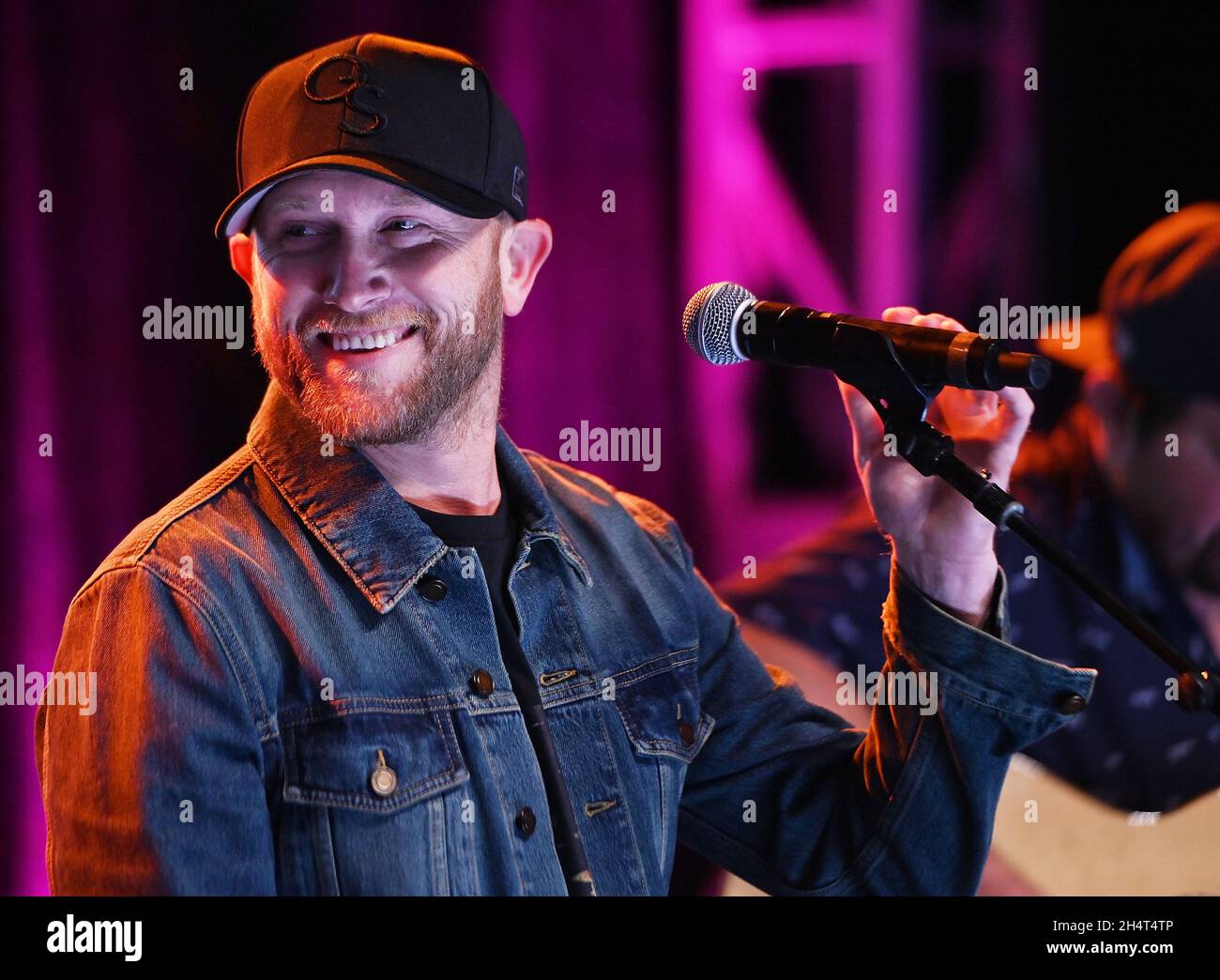 Cole Swindell se produit lors du festival de musique « CMT Live in the Vineyard Goes Country » le 3 novembre 2021 dans la vallée de Napa, en Californie.Photo : Casey Flanigan/imageSPACE/MediaPunch Banque D'Images