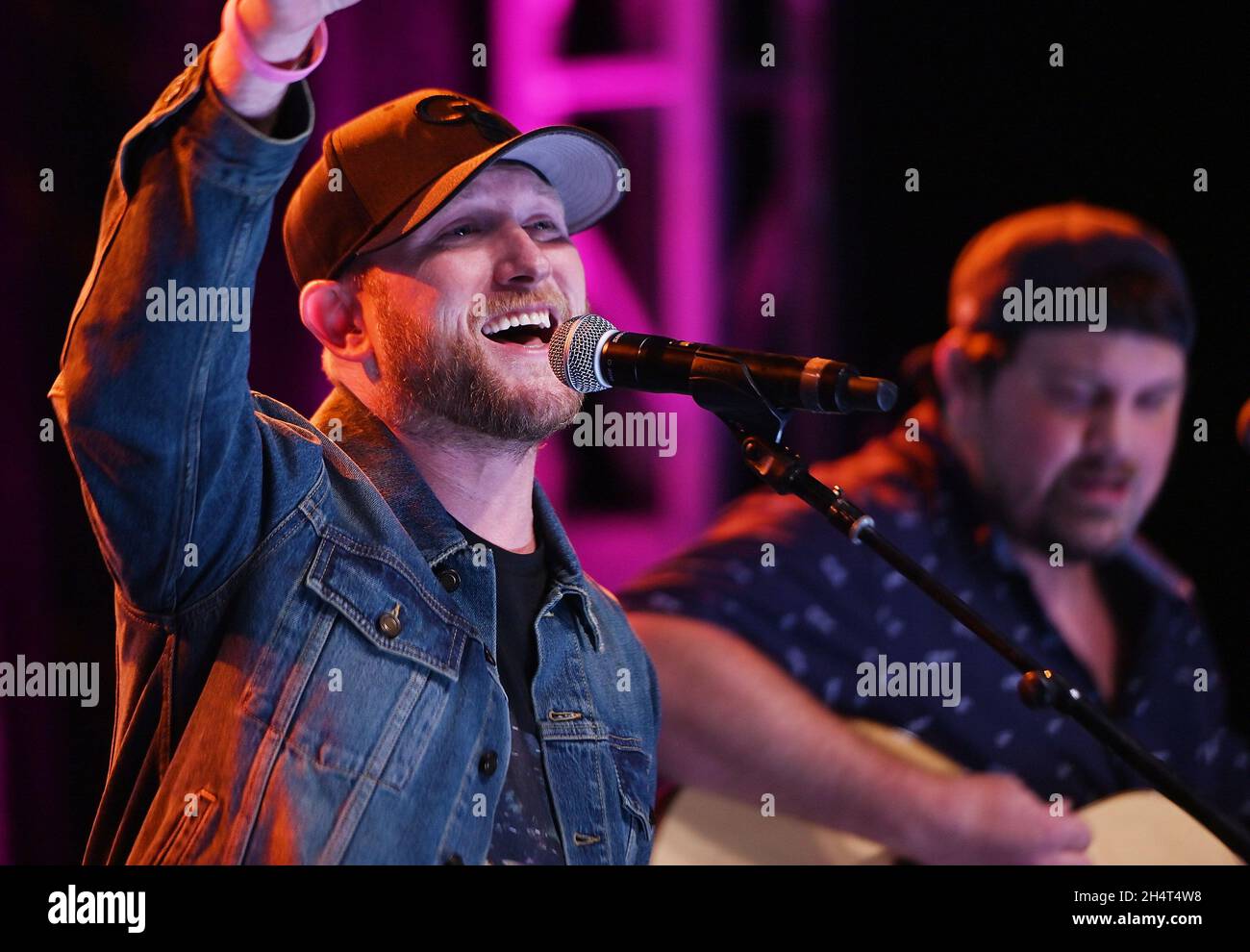 Cole Swindell se produit lors du festival de musique « CMT Live in the Vineyard Goes Country » le 3 novembre 2021 dans la vallée de Napa, en Californie.Photo : Casey Flanigan/imageSPACE/MediaPunch Banque D'Images