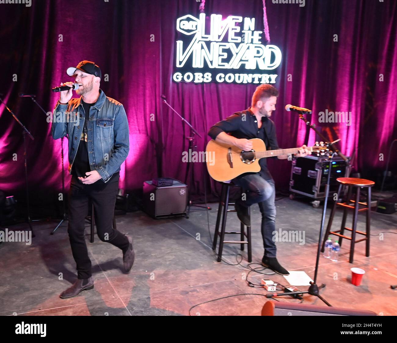 Cole Swindell se produit lors du festival de musique « CMT Live in the Vineyard Goes Country » le 3 novembre 2021 dans la vallée de Napa, en Californie.Photo : Casey Flanigan/imageSPACE/MediaPunch Banque D'Images