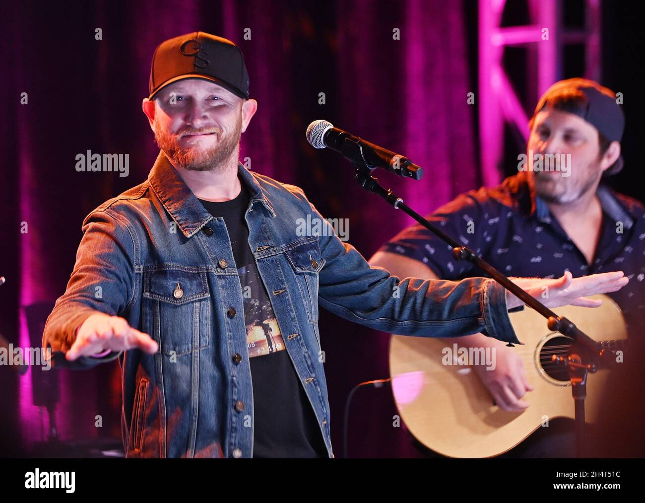 Cole Swindell se produit lors du festival de musique « CMT Live in the Vineyard Goes Country » le 3 novembre 2021 dans la vallée de Napa, en Californie.Photo : Casey Flanigan/imageSPACE/MediaPunch Banque D'Images