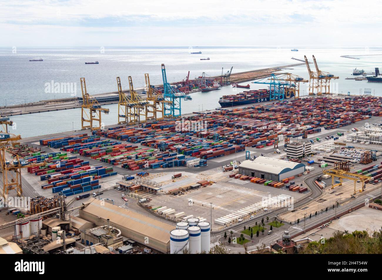 Barcelone, Espagne - 21 septembre 2021 : port et industrie des conteneurs de Barcelone.Conteneurs dans le port de la ville.Barcelone est un important port européen. Banque D'Images