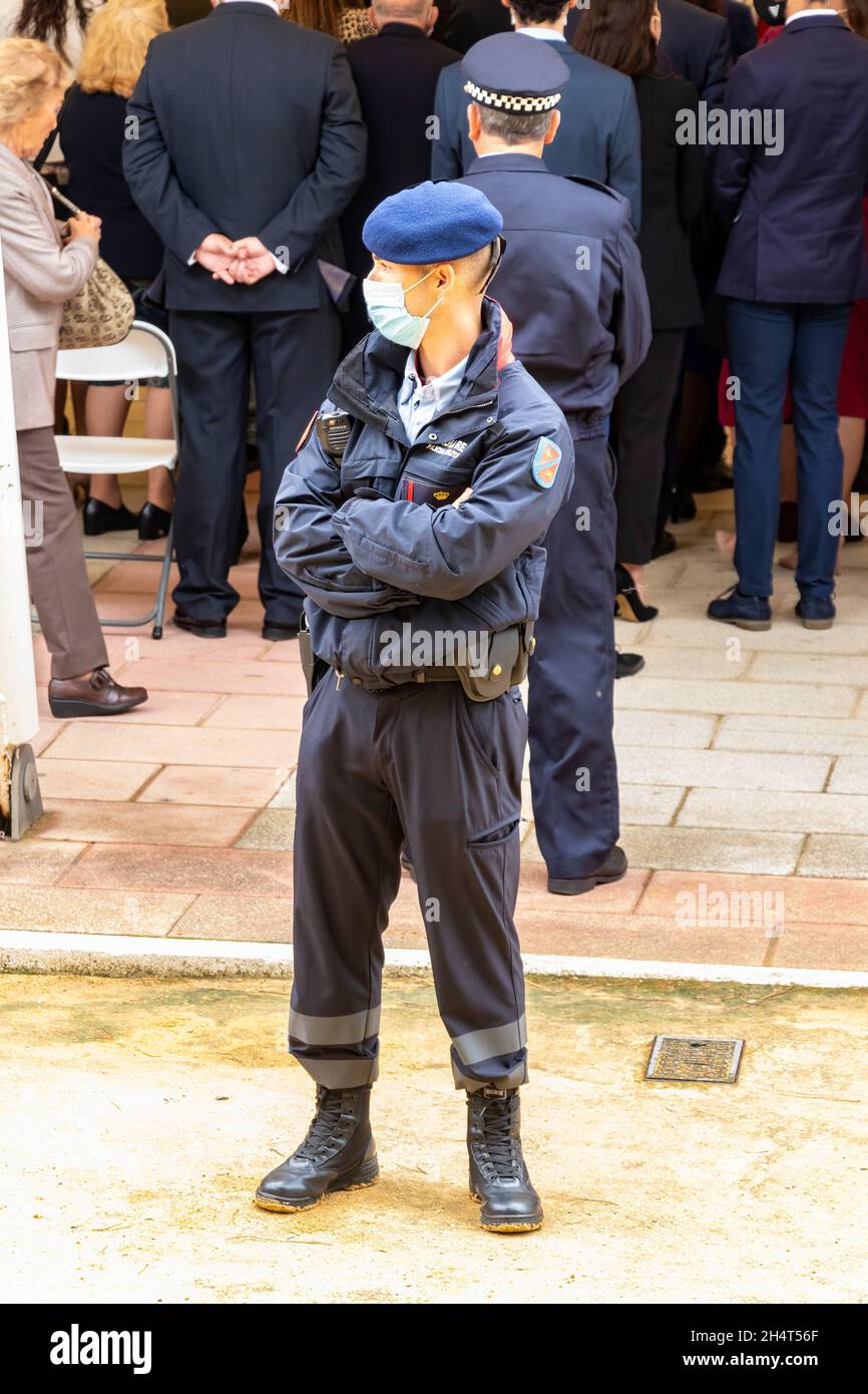 Huelva, Espagne - 30 octobre 2021 : la police militaire de la Garde royale dans un serment d'allégeance au drapeau espagnol des civils qui le souhaitent Banque D'Images