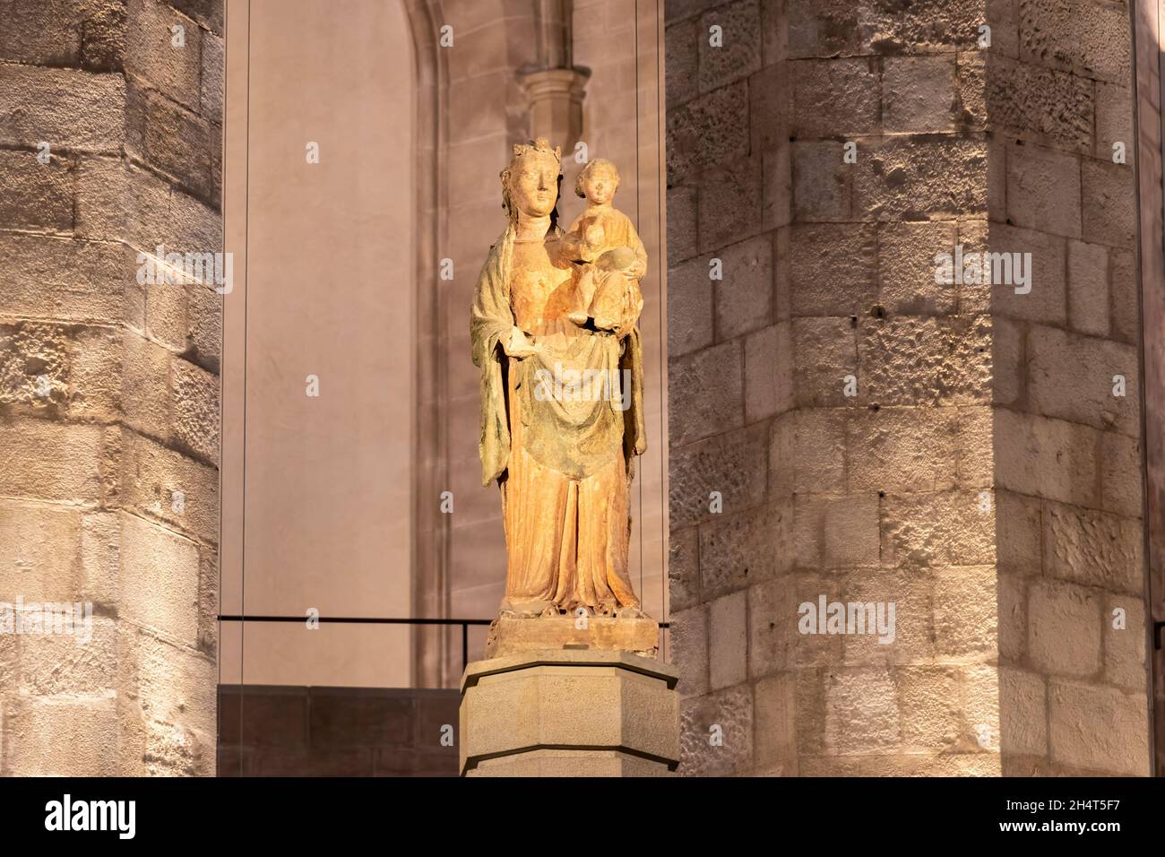 Barcelone, Espagne - 21 septembre 2021 : la Vierge de Santa María del Mar à l'intérieur de la basilique située dans la ville de Barcelone, Catalogne, Espagne.Il ha Banque D'Images