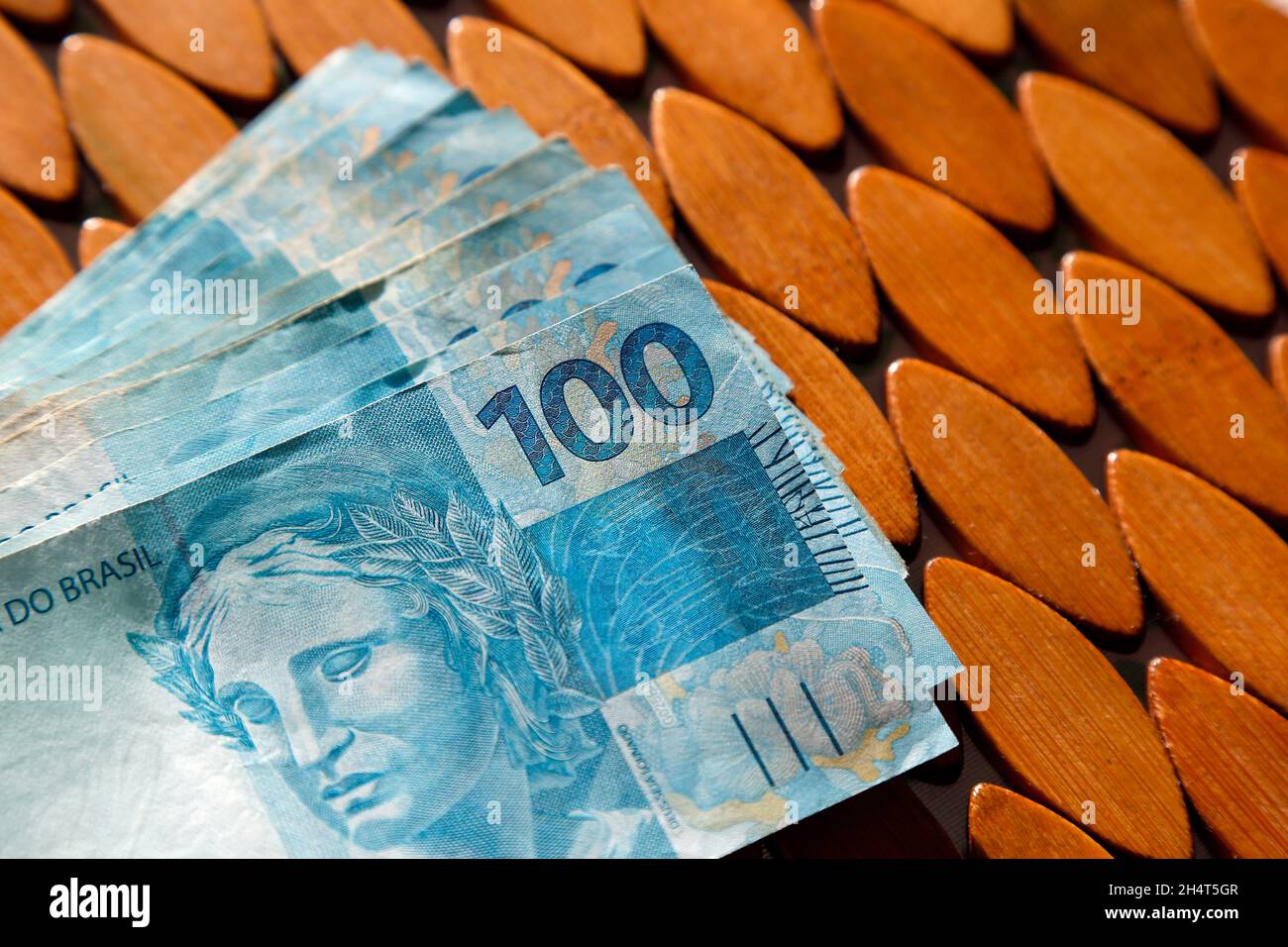argent du brésil empilé sur une surface mate et dirigé lumière - plusieurs centaines de factures réelles Banque D'Images