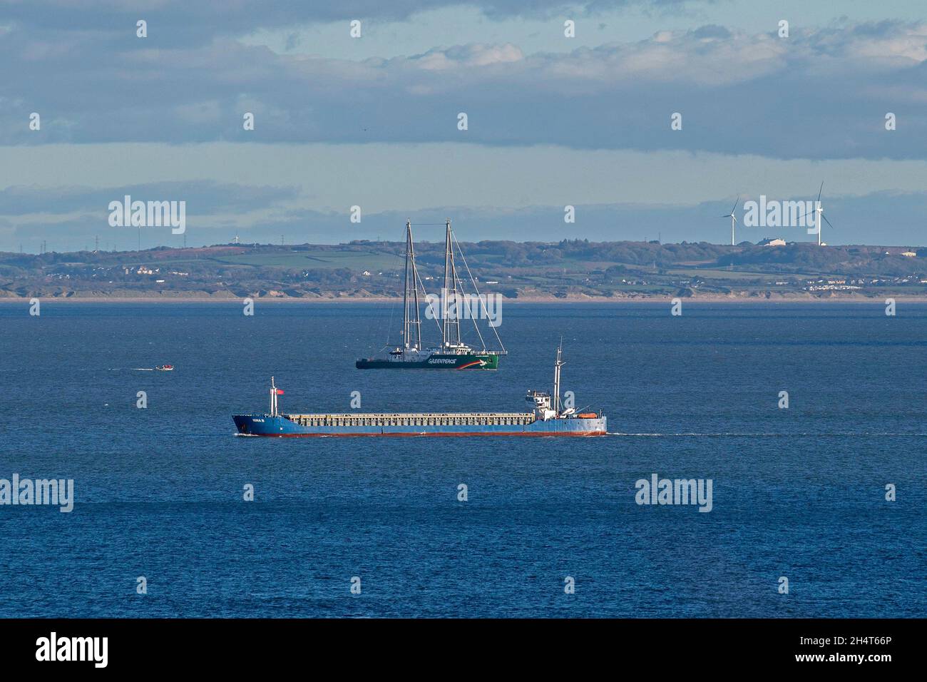 Swansea, Royaume-Uni.04e novembre 2021.Le bateau Greenpeace Rainbow Warrior fait une courte halte, au large de la côte de la péninsule de Gower, près de Swansea, cet après-midi car il se dirige vers Amsterdam après avoir navigé jusqu'au sommet de la COP26 à Glasgow, lundi.Le navire de fret général “Nini B” se rend au Rainbow Warrior en direction des quais de Swansea.Credit: Phil Rees/Alamy Live News Banque D'Images