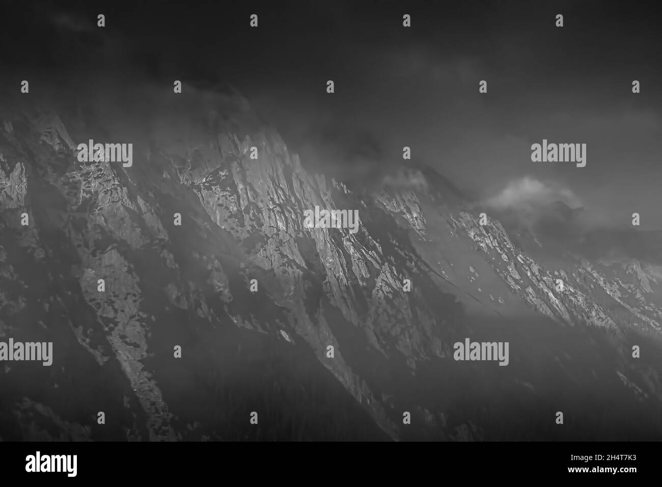 Belle vue en niveaux de gris sur les montagnes Banque D'Images