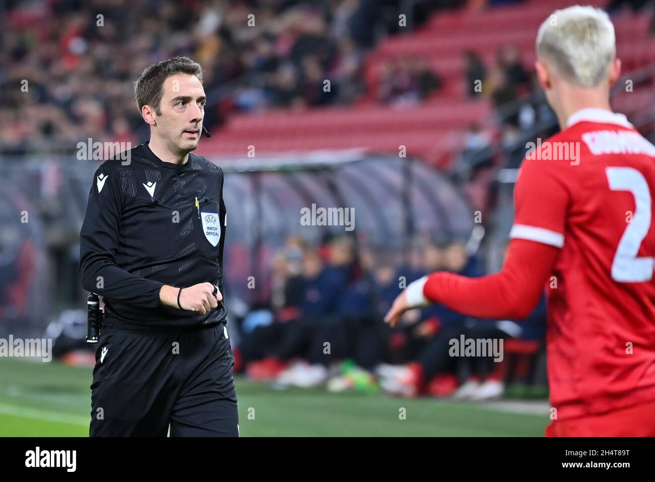 ALKMAAR, PAYS-BAS - NOVEMBRE 4 : arbitre Alain Durieux lors du match de la Ligue de Conférence Europa du Groupe D - UEFA entre AZ Alkmaar et CFR Cluj à l'AZ Stadion le 4 novembre 2021 à Alkmaar, pays-Bas (photo de Patrick Goosen/Orange Pictures) Banque D'Images