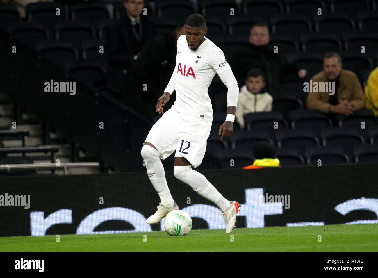 LONDRES, GBR.4 NOV. Emerson Royal de Tottenham contrôle le ballon lors du match de l'UEFA Europa League entre Tottenham Hotspur et SBV vitesse à White Hart Lane, Londres, le jeudi 4 novembre 2021.(Credit: Federico Maranesi | MI News) Credit: MI News & Sport /Alay Live News Banque D'Images