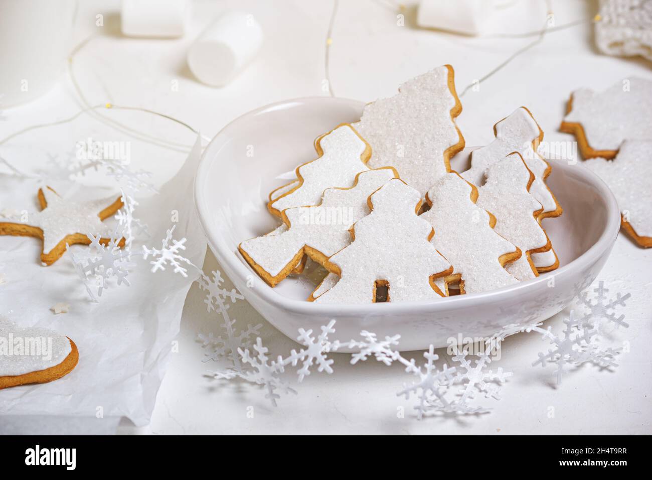 Composition de Noël avec pain d'épice sur une surface texturée blanche, vue rapprochée.Concept de fête de Noël Banque D'Images