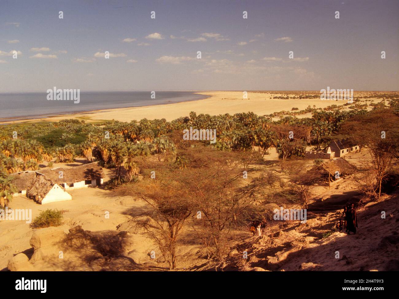 Lac Turkana au loin, vu du sommet d'une dune à Eliye Springs, Kenya Banque D'Images