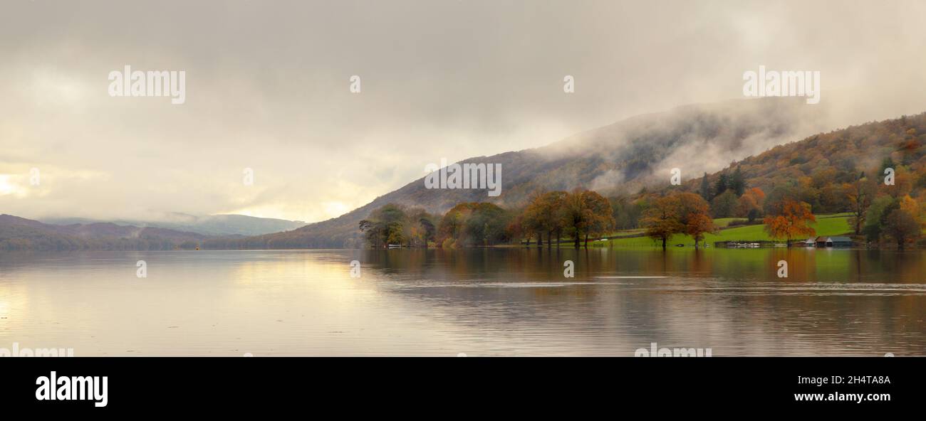 Les arbres de la forêt d'automne se reflètent dans le lac calme la forêt d'automne au coucher du soleil Banque D'Images