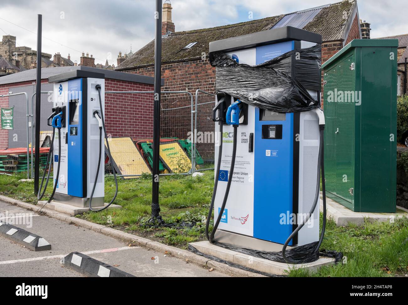 Postes de charge de batteries de véhicules électriques récemment installés dans un parking public mais pas encore mis en service pour le service public. Banque D'Images