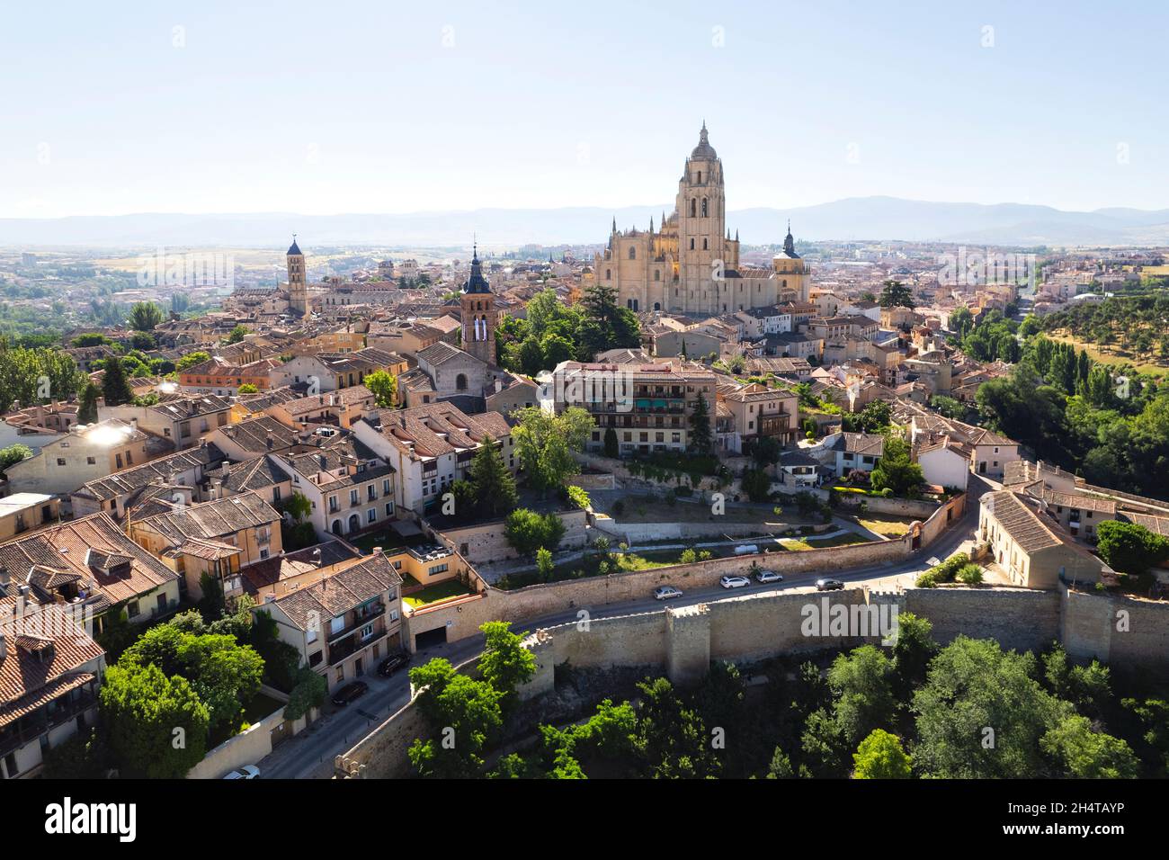 Point de vue de drone célèbre cathédrale, vieux murs de la ville d'Avila, situé dans la communauté autonome de Castilla et Leon.Concept destinations de voyage. Ville Banque D'Images