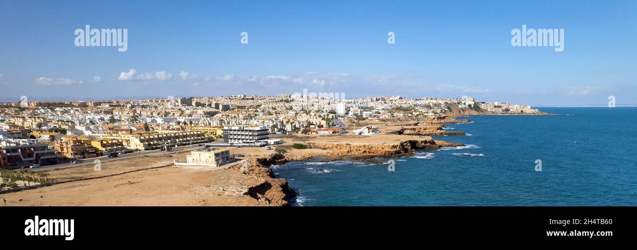 Point de vue de drone image panoramique du paysage urbain de Torrevieja.Mer Méditerranée bleue et bord de mer rocheux.Province d'Alicante.Costa Blanca.Espagne Banque D'Images