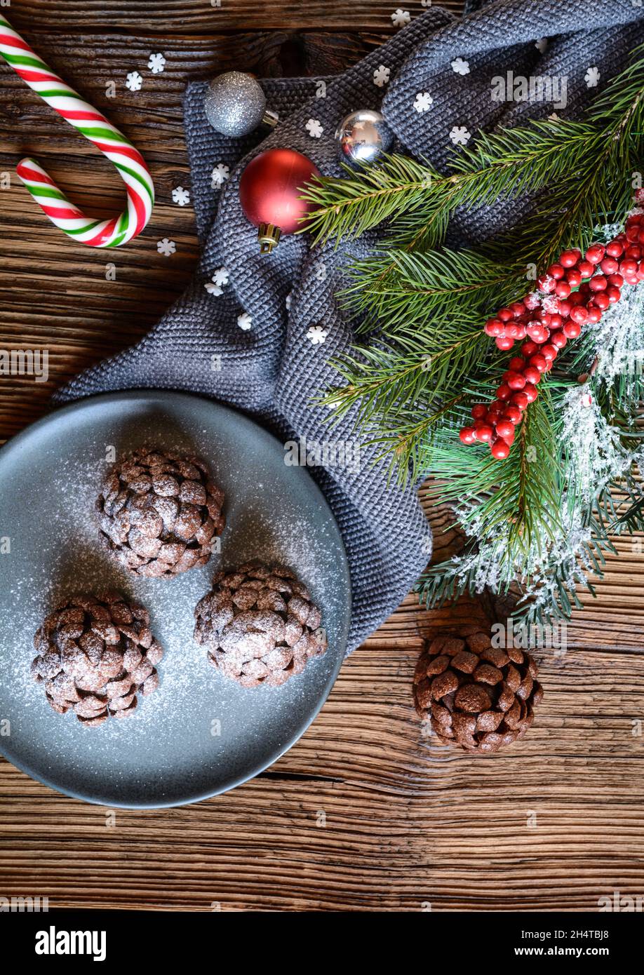 Délicieux chocolat sans cuisson cône de pin de Noël parsemé de sucre en poudre Banque D'Images