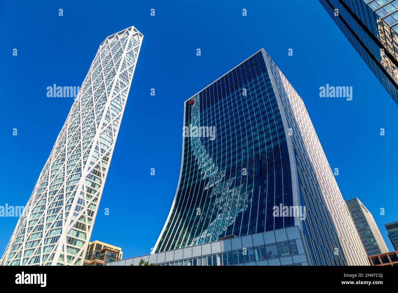 Extérieur du gratte-ciel résidentiel de Newfoundland Quay et un immeuble de bureaux de la rue Bank à CanaryWharf, Londres, Royaume-Uni Banque D'Images
