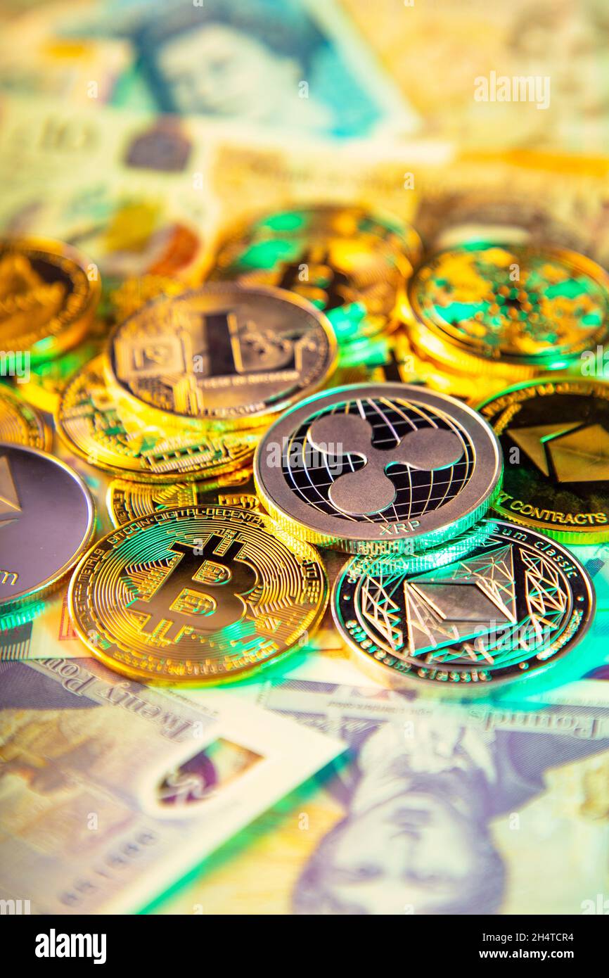 Sélection de pièces de crypto-monnaie et de billets livre sterling avec pièce de jeton Ripple XRP en évidence Banque D'Images