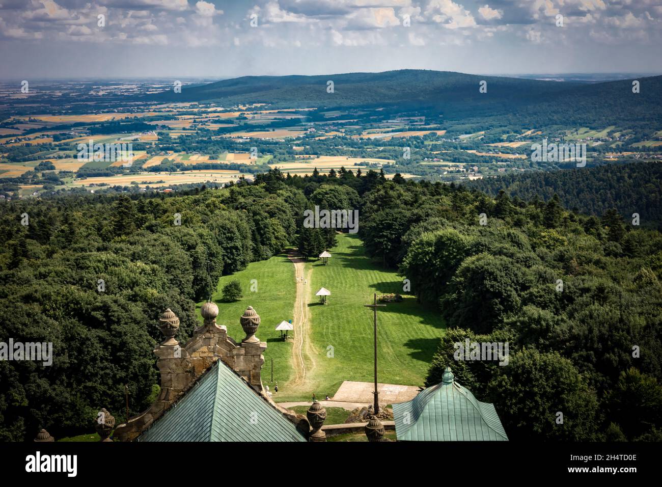 Swiety Krzyz, Pologne - 29 juillet 2021 : vue depuis une tour de l'église Swiety Krzyz, montagnes Swietokrzyskie, Pologne. Banque D'Images