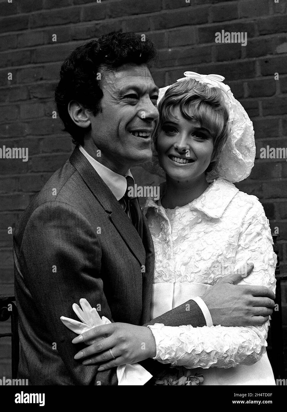 Photo du dossier datée du 21/3/1967 de Lionel Blair avec son épouse Susan Davis le jour de leur mariage au bureau d'enregistrement de Kensington, à Londres.Blair, vétéran du showbiz, est décédé à l'âge de 92 ans, a déclaré son agent à l'agence de presse PA.Date d'émission : jeudi 4 novembre 2021. Banque D'Images