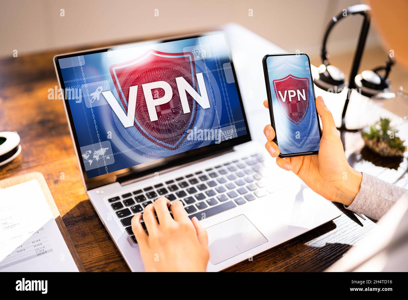 African Lady télécharge l'application VPN sur ordinateur portable Banque D'Images