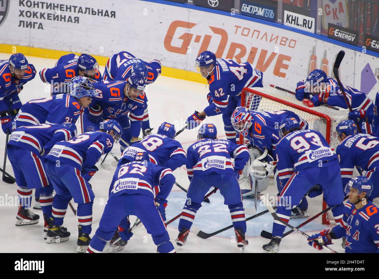 Saint-Pétersbourg, Russie.04e novembre 2021.LES joueurs DE hockey DE SKA Saint Petersburg sont vus en action pendant la saison régulière de la KHL 2021-22 de la Ligue de hockey Kontinental entre SKA Saint Petersbourg et Spartak Moscou au Palais des sports de glace. Score final; SKA Saint Petersburg 1:2 Spartak Moscou.Crédit : SOPA Images Limited/Alamy Live News Banque D'Images