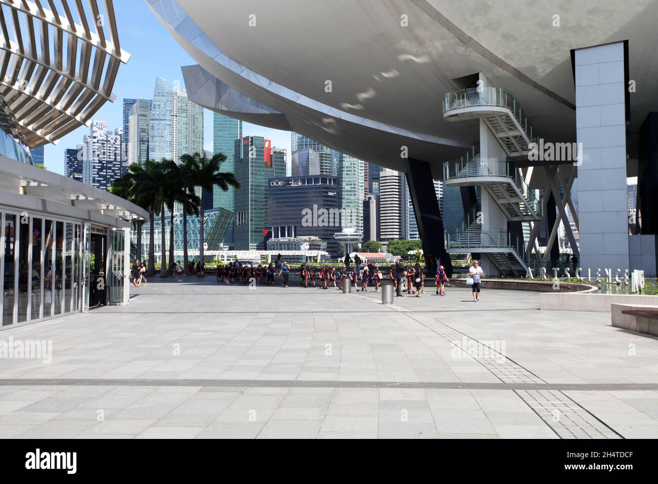 Vue sur le Musée ArtScience avec le centre commercial Shoppes sur la gauche et le quartier financier en arrière-plan, à Marina Bay Sands, Singapour. Banque D'Images